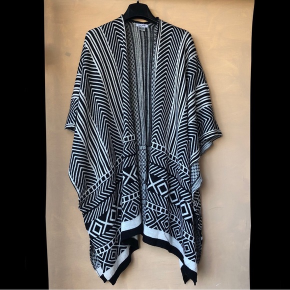 Just Jaime Sweaters - Just Jamie Black & White Geometric Ruana One Size